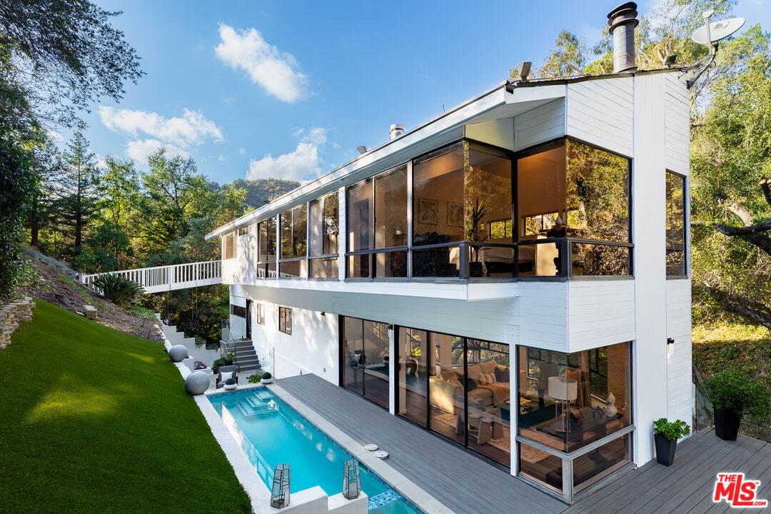 2350 Benedict Canyon Dr