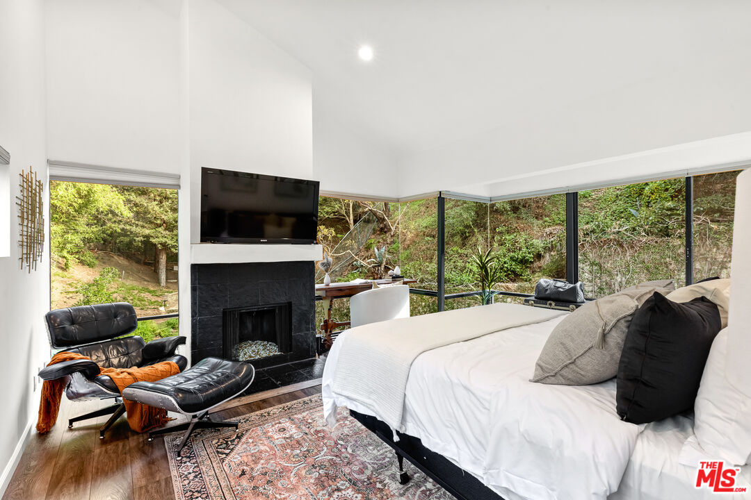 2350 Benedict Canyon Dr