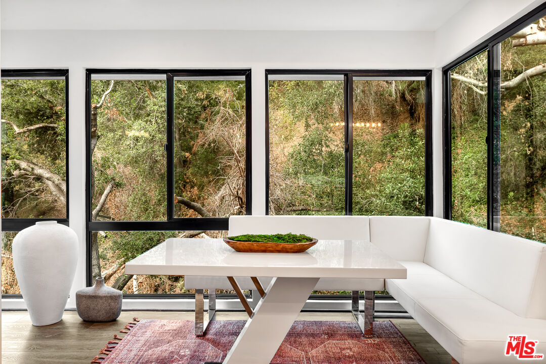 2350 Benedict Canyon Dr