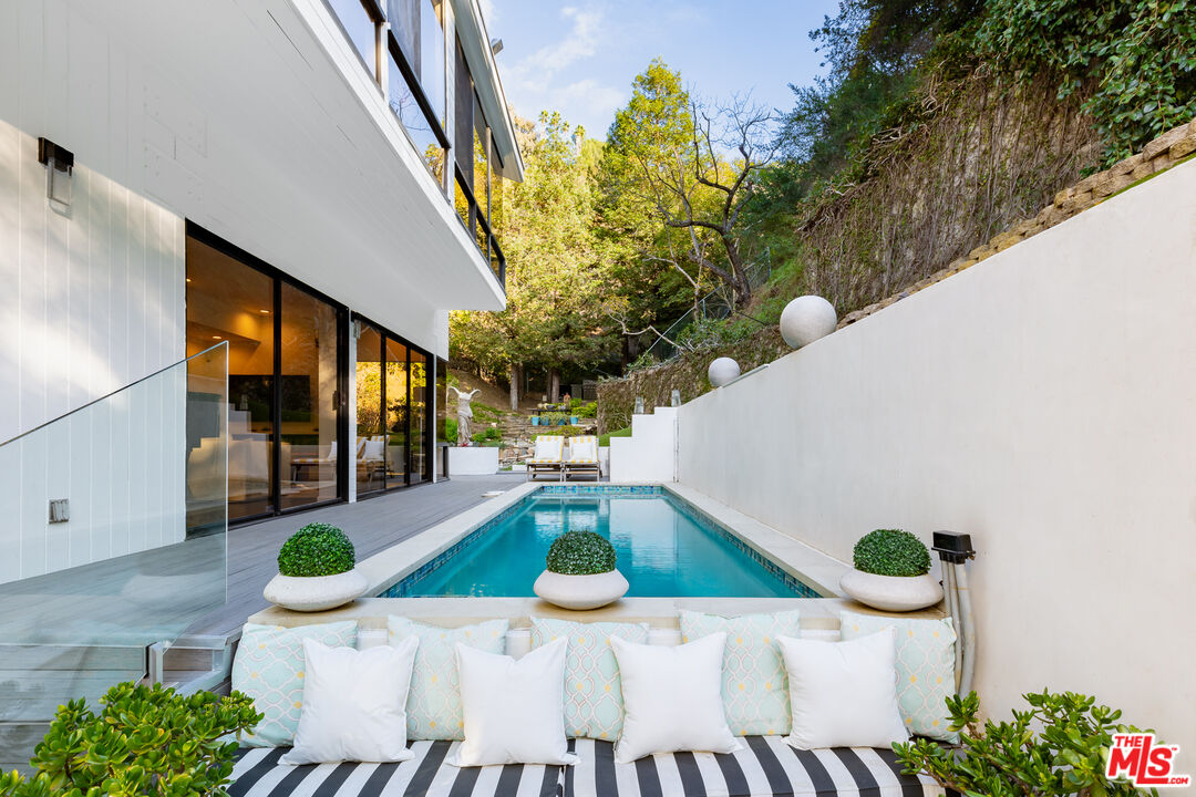 2350 Benedict Canyon Dr