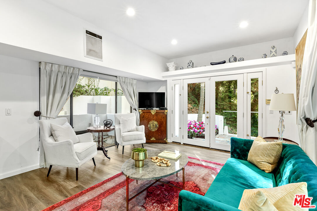 2350 Benedict Canyon Dr