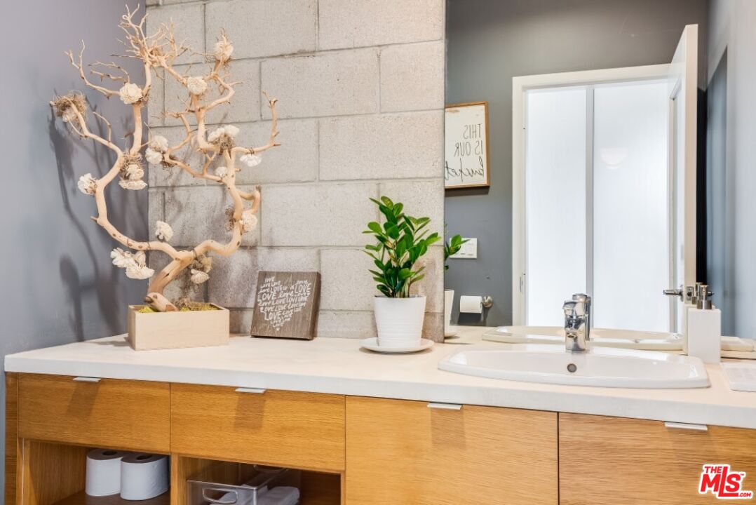 3450 Cahuenga Blvd Unit: 101