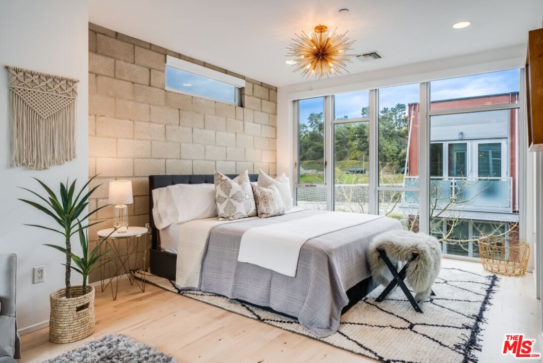 3450 Cahuenga Blvd Unit: 101