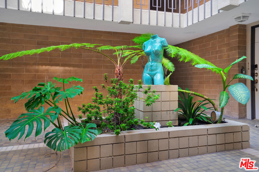 1300 Midvale Ave Unit: 501