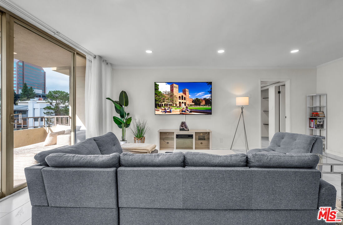 1300 Midvale Ave Unit: 501