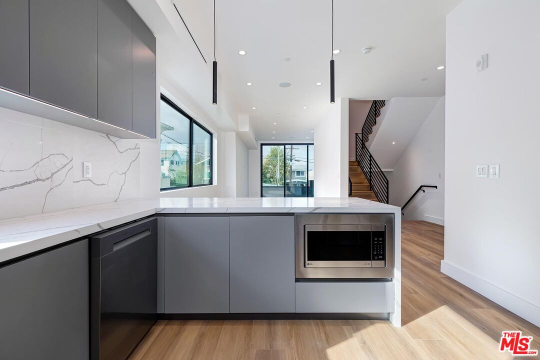 1436 Edgecliffe Dr Unit: 101