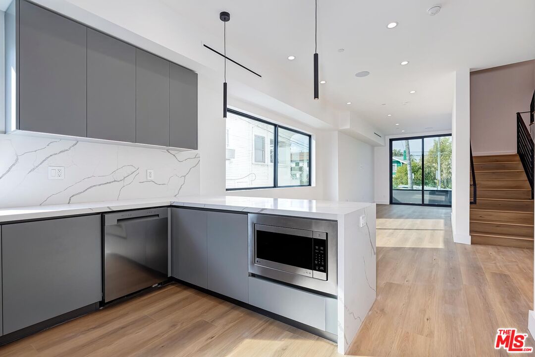 1436 Edgecliffe Dr Unit: 101