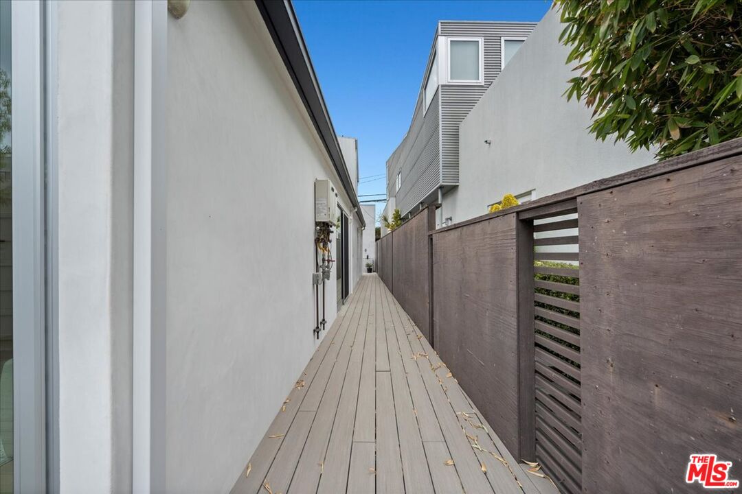 541 Rose Ave Unit: Loft