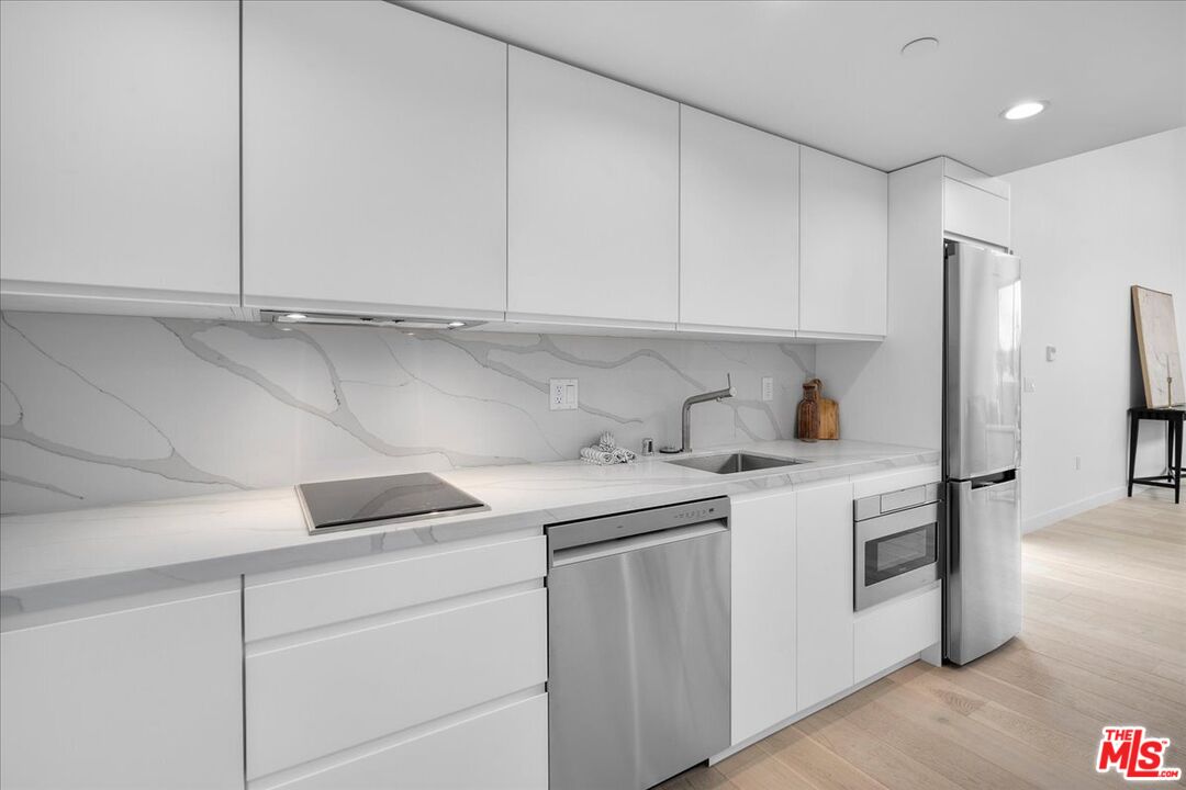 541 Rose Ave Unit: Loft