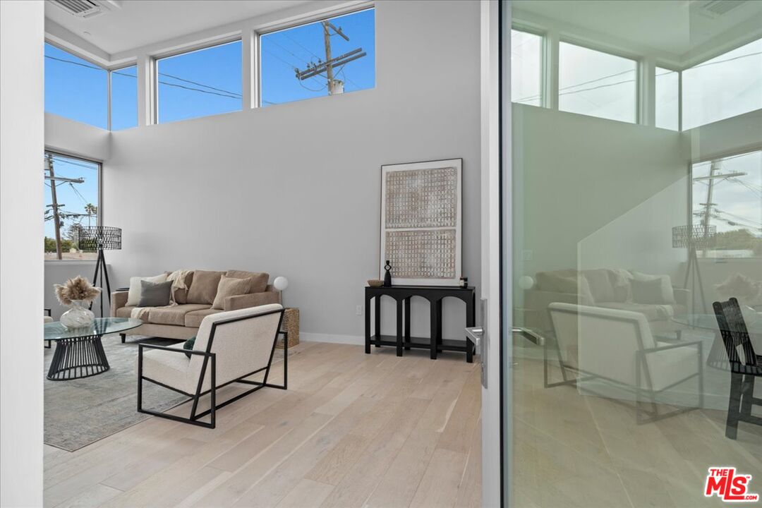 541 Rose Ave Unit: Loft