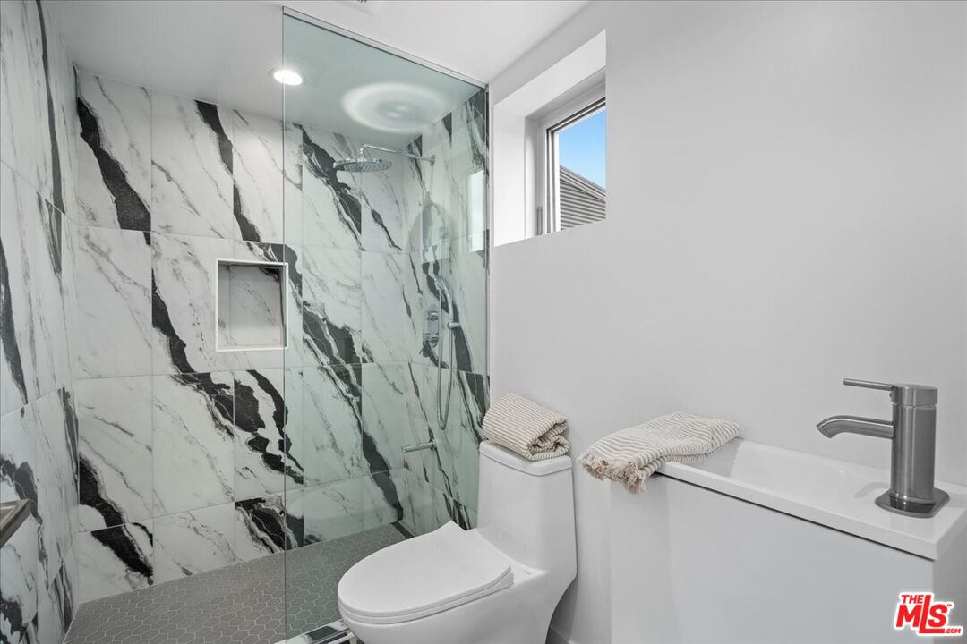 541 Rose Ave Unit: Loft