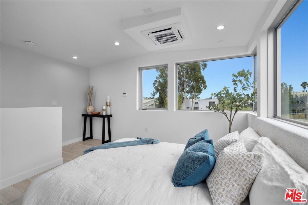 541 Rose Ave Unit: Loft