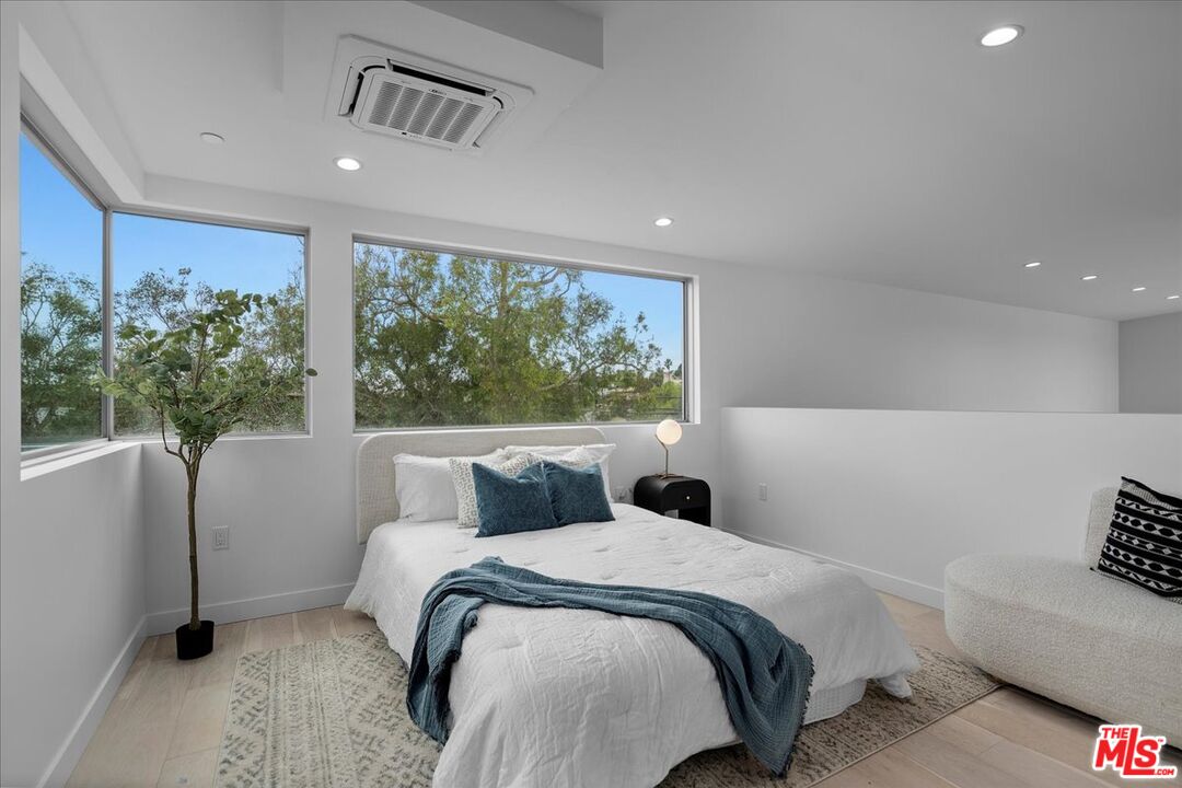 541 Rose Ave Unit: Loft