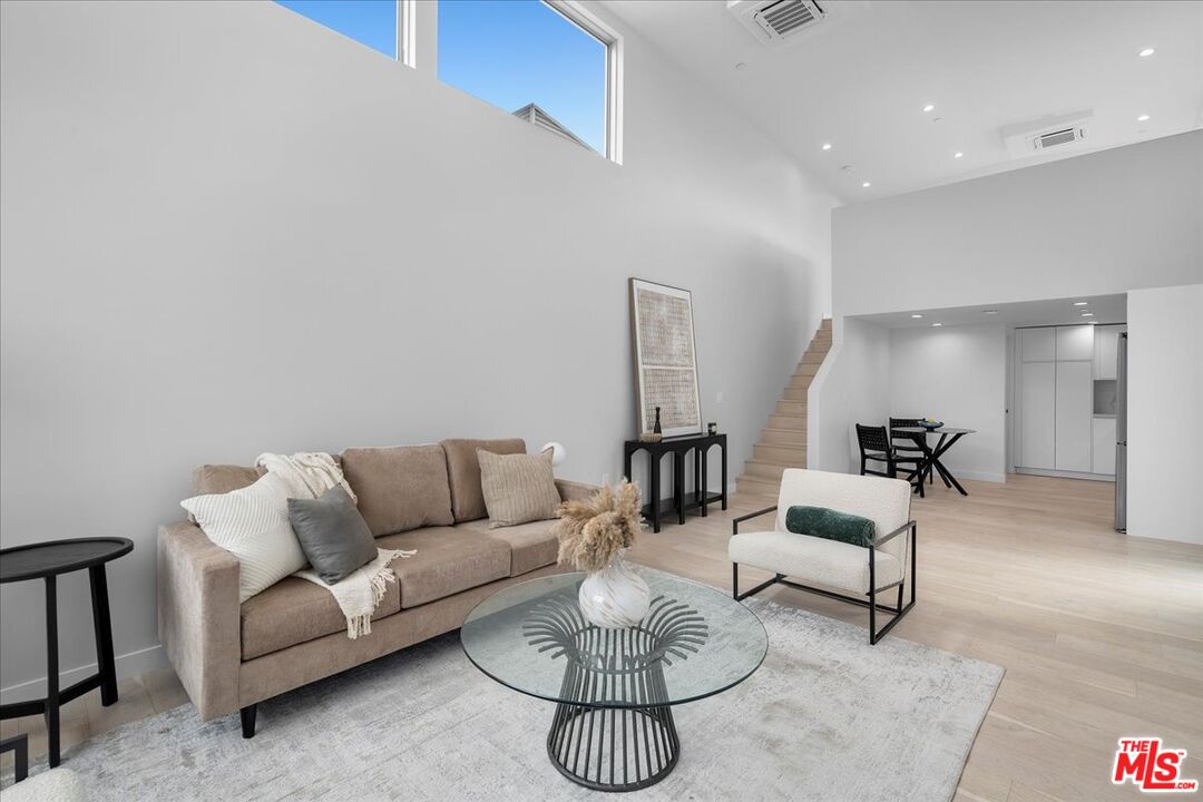 541 Rose Ave Unit: Loft