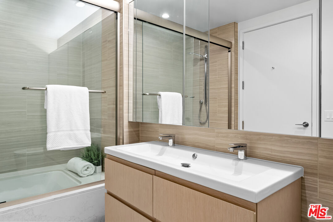 877 Francisco St Unit: 4209