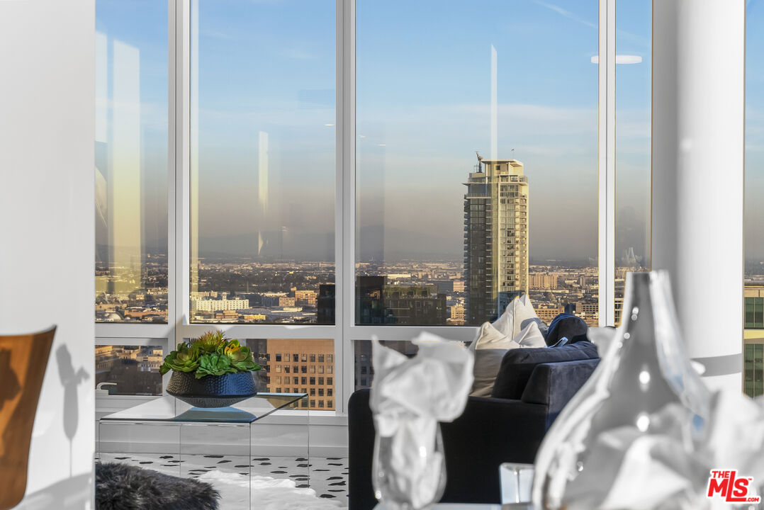 877 Francisco St Unit: 4209