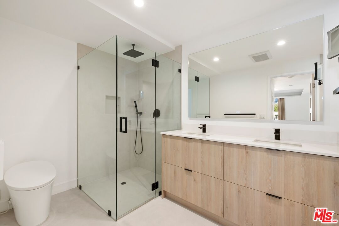 1100 Alta Loma Rd Unit: 1002