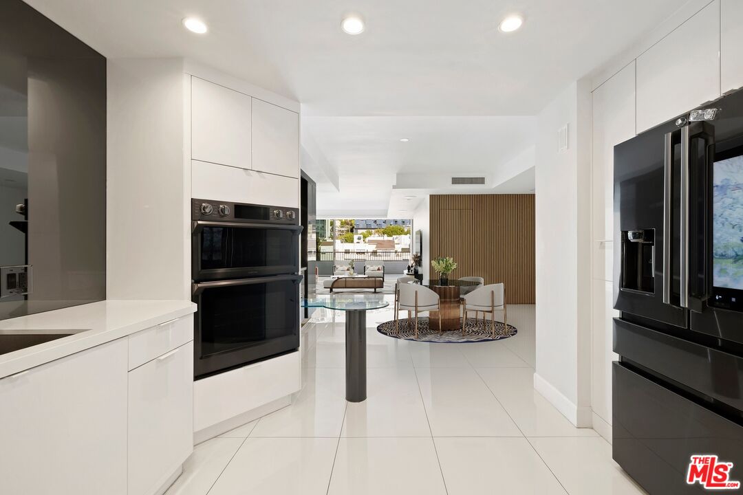 1100 Alta Loma Rd Unit: 1002