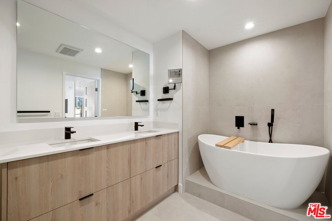 1100 Alta Loma Rd Unit: 1002