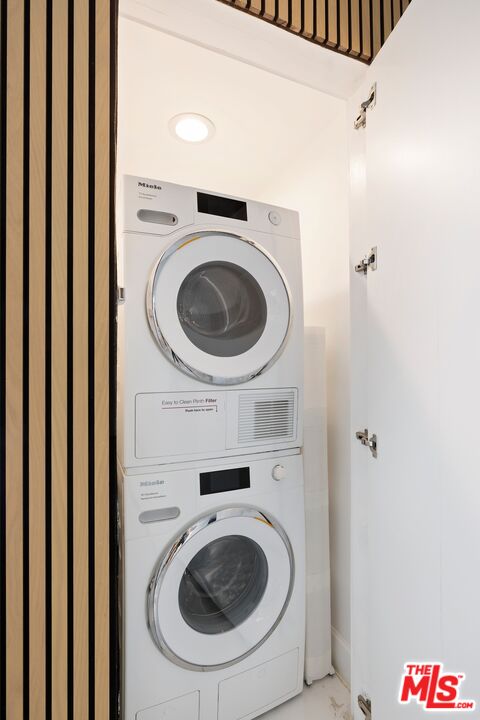 1100 Alta Loma Rd Unit: 1002