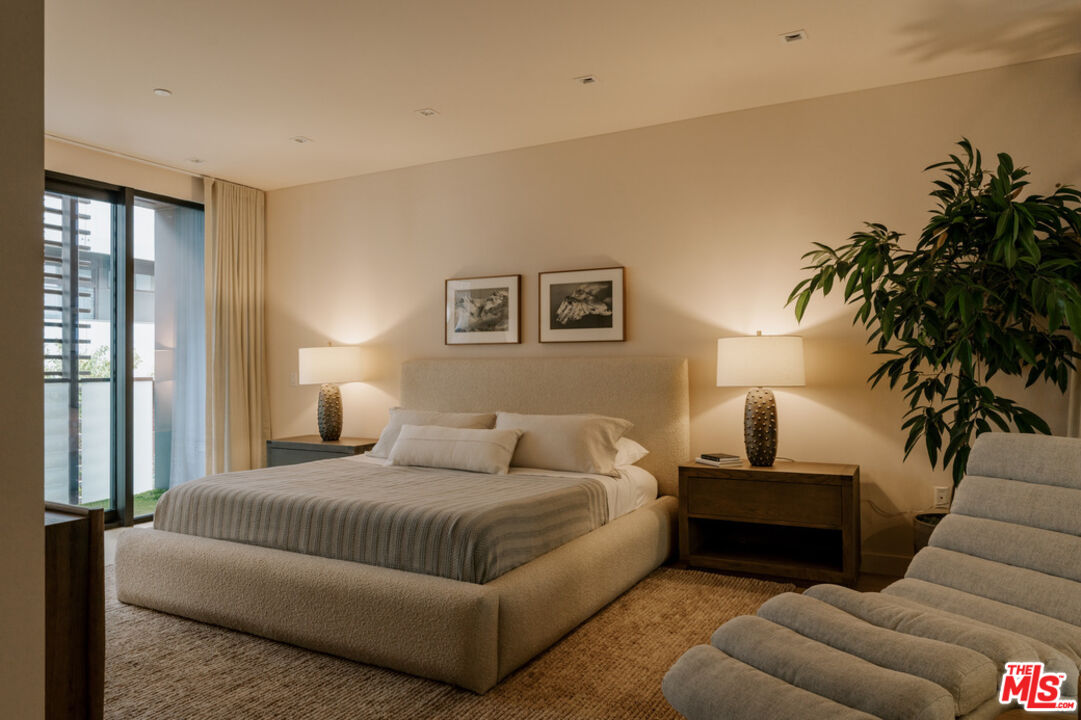 702 N Doheny Dr Unit: TH5