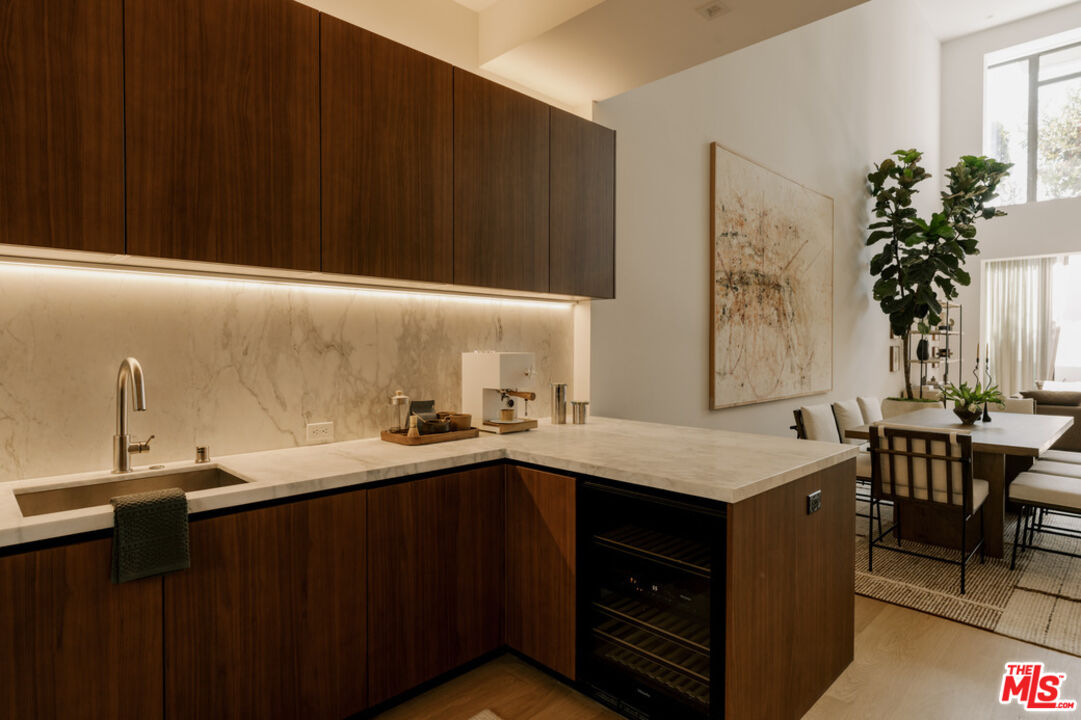 702 N Doheny Dr Unit: TH5