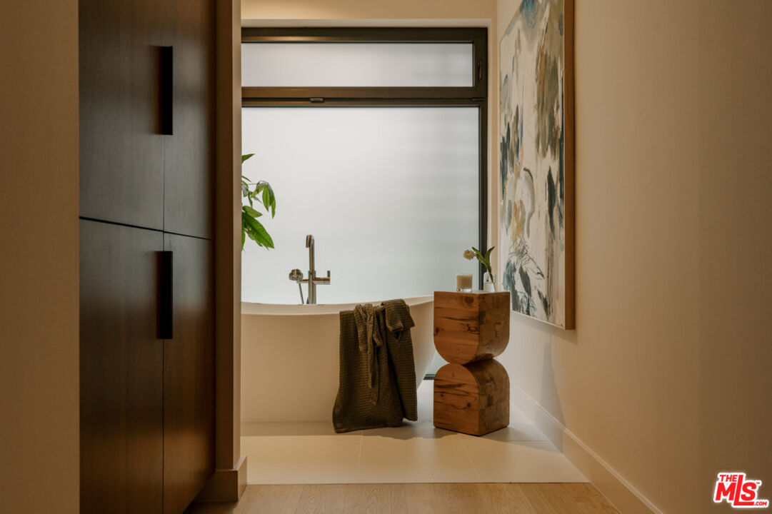 702 N Doheny Dr Unit: TH5