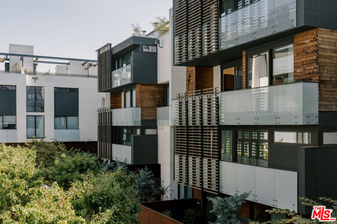 702 N Doheny Dr Unit: TH5