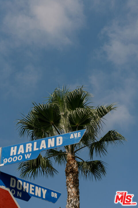 702 N Doheny Dr Unit: TH5