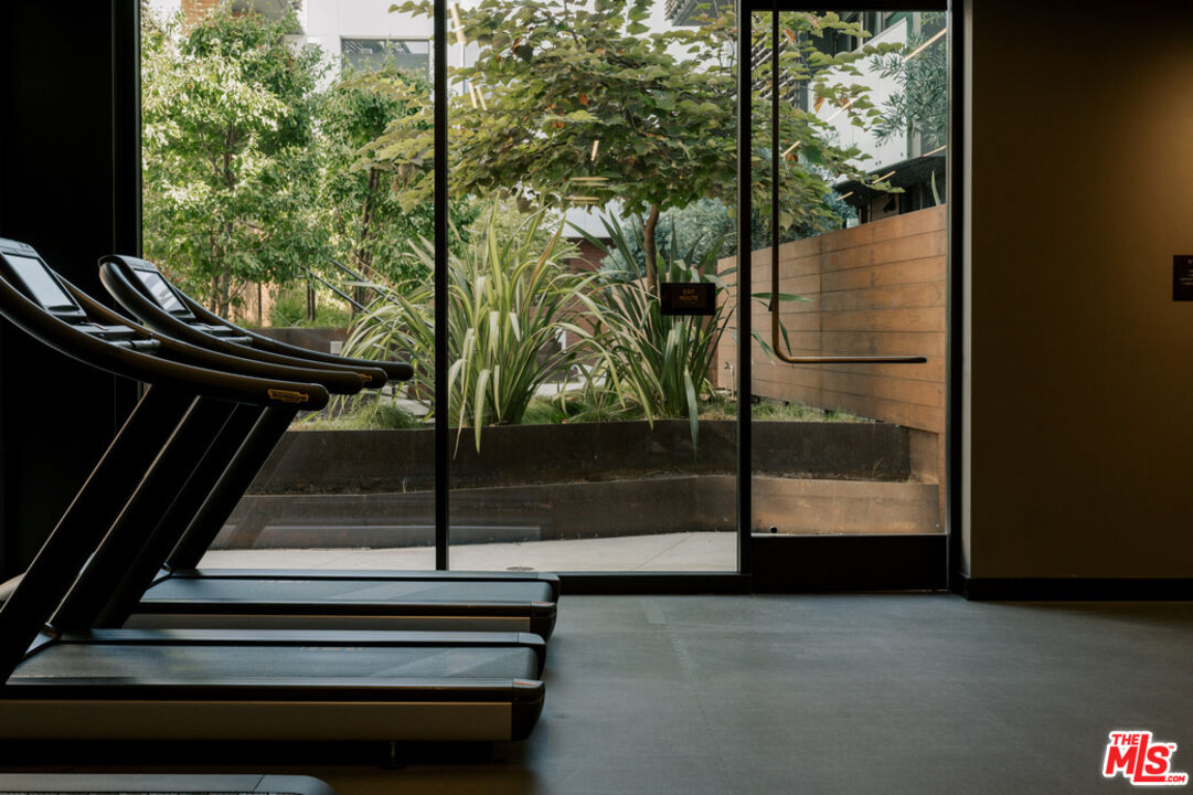 702 N Doheny Dr Unit: TH5