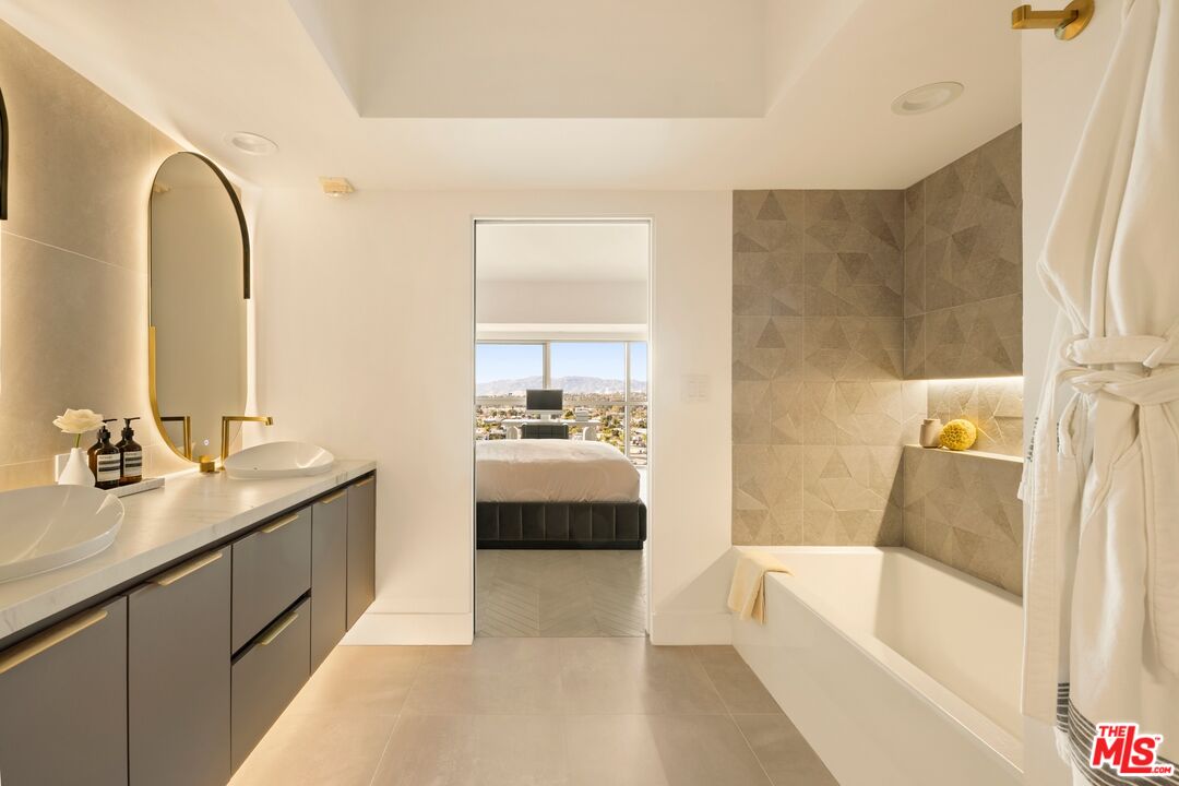 13700 Marina Pointe Dr Unit: 1011