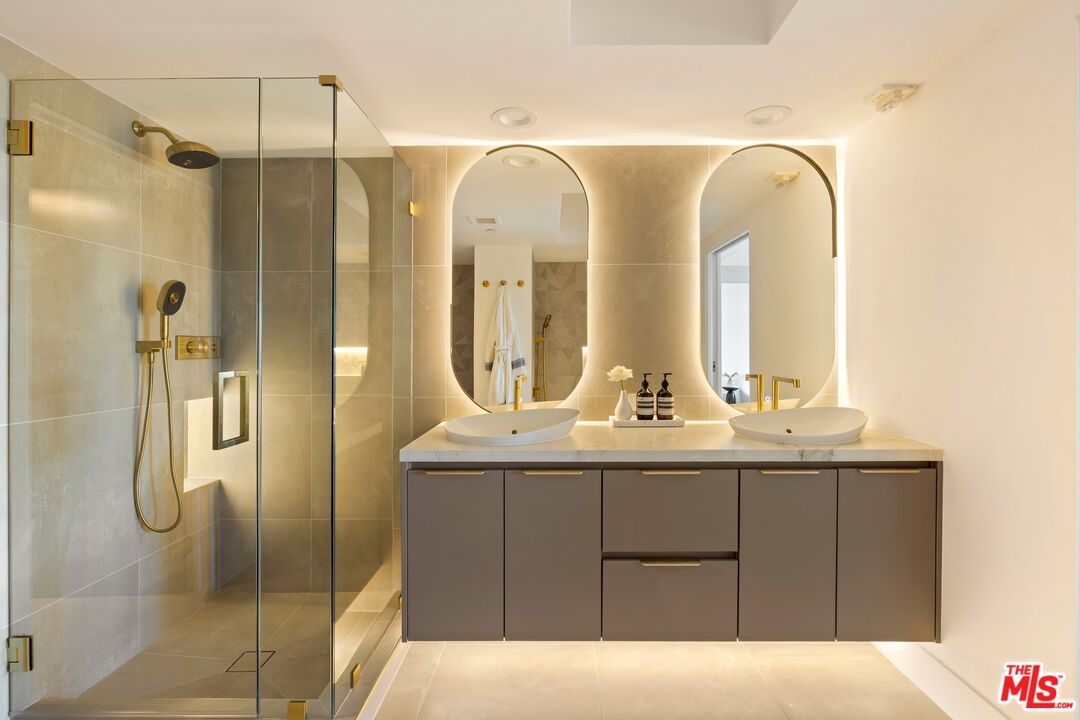 13700 Marina Pointe Dr Unit: 1011