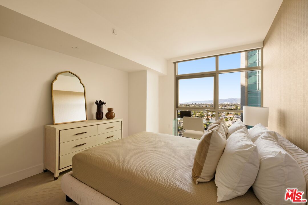 13700 Marina Pointe Dr Unit: 1011