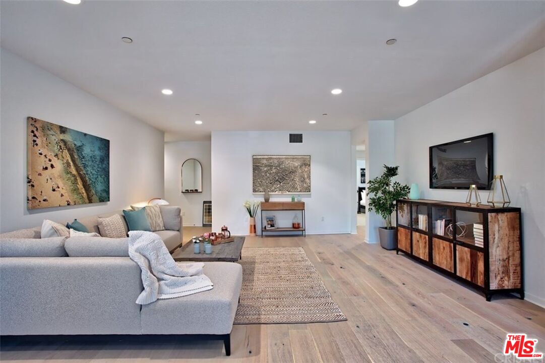 4240 Laurel Canyon Blvd Unit: 402