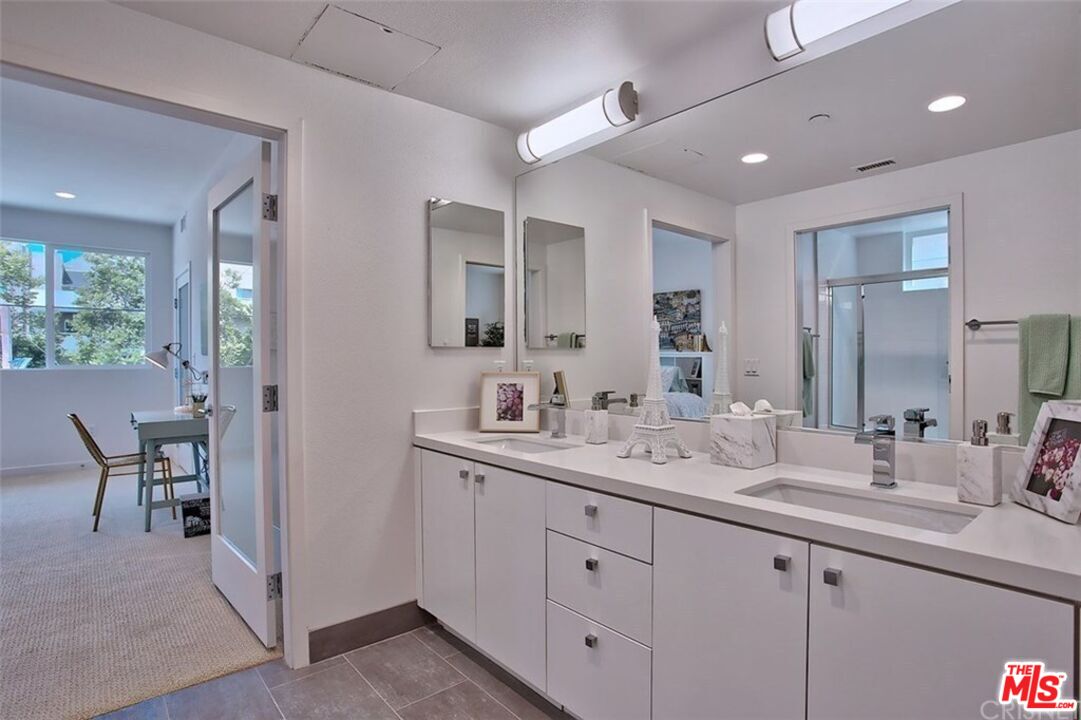4240 Laurel Canyon Blvd Unit: 402