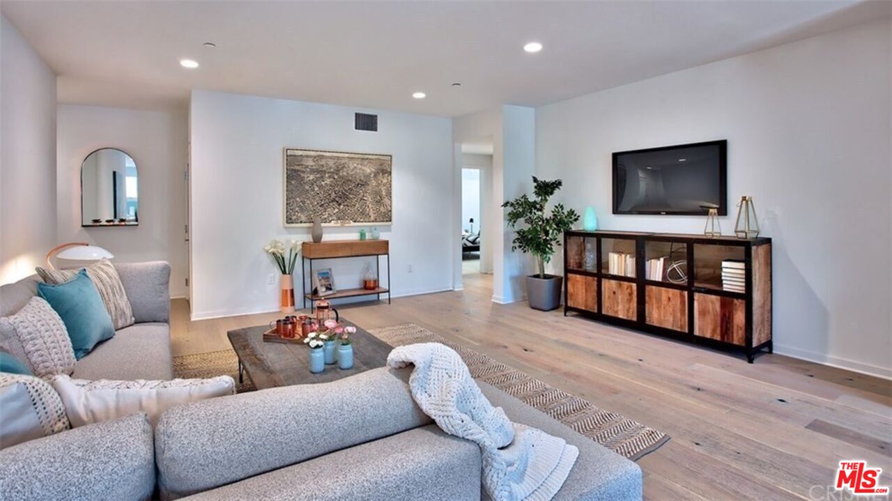 4240 Laurel Canyon Blvd Unit: 402