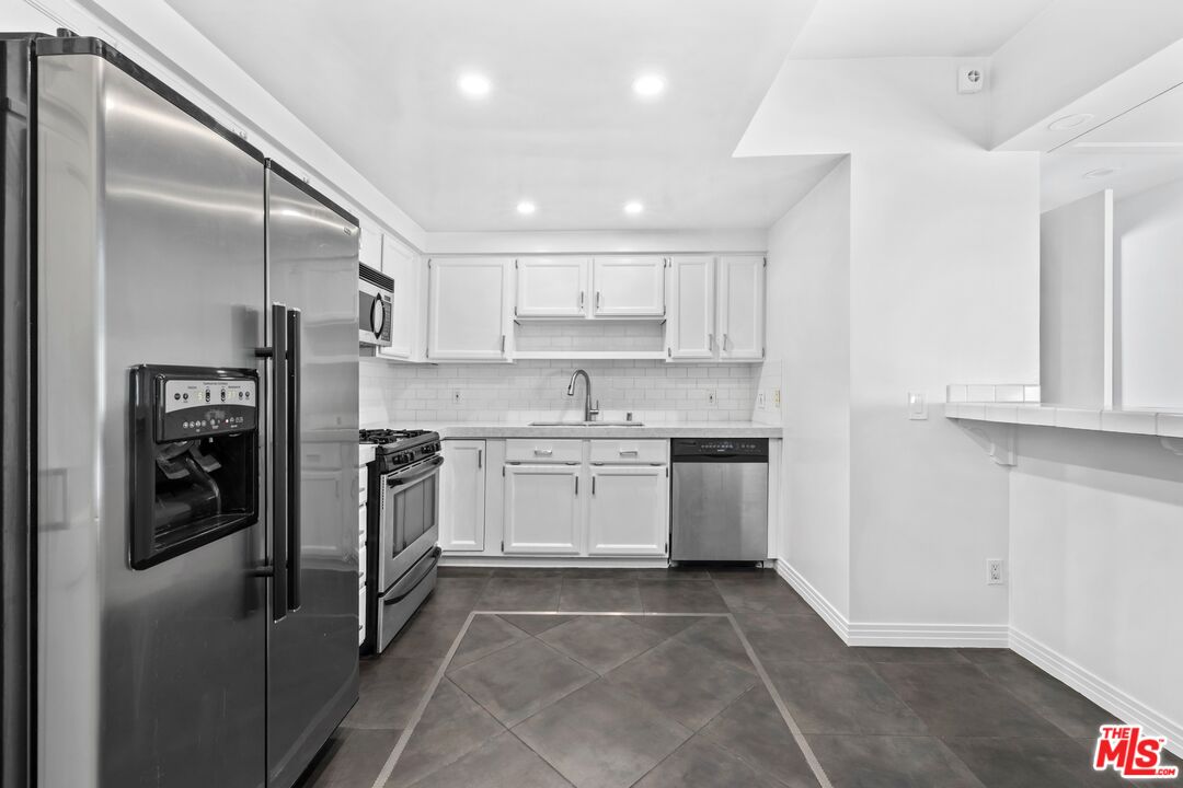 14347 Albers St Unit: 201