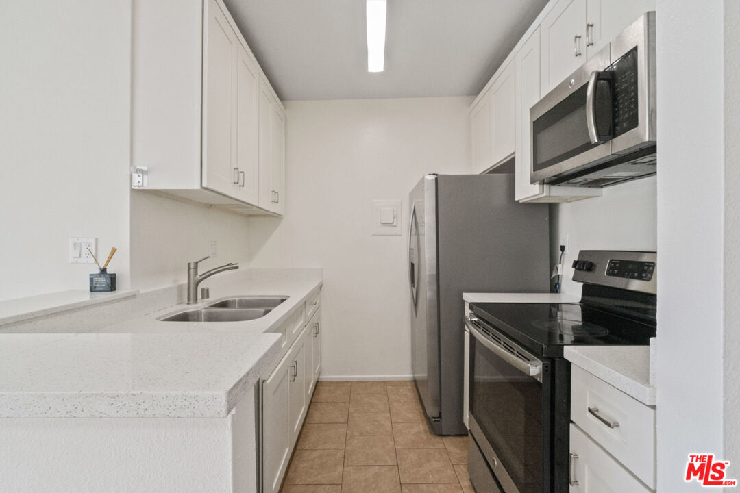 18307 Burbank Blvd Unit: 325