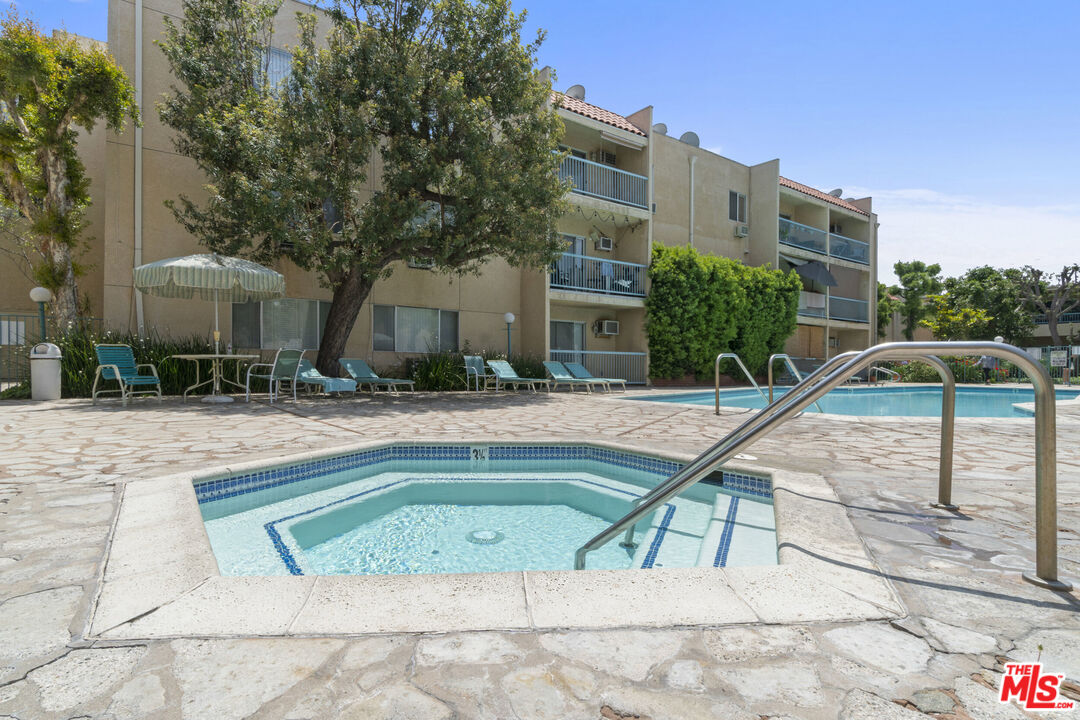 18307 Burbank Blvd Unit: 325