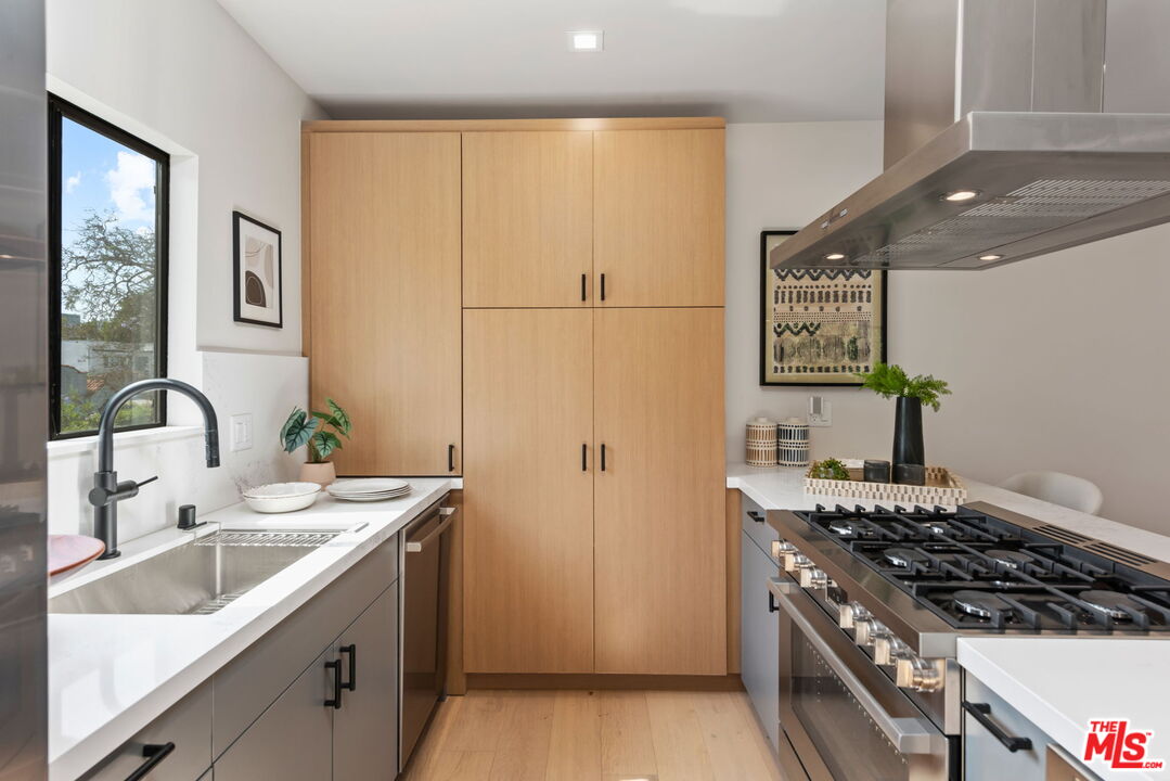 838 N Mansfield Ave Unit: 201