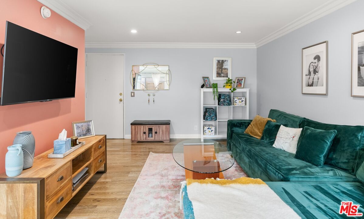 525 N Sycamore Ave Unit: 225