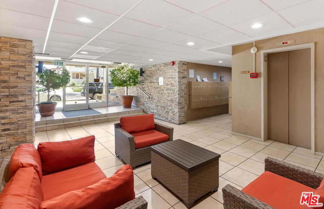 525 N Sycamore Ave Unit: 225