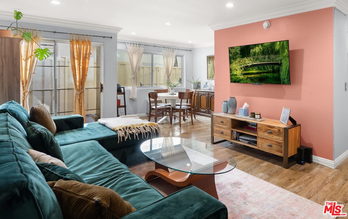 525 N Sycamore Ave Unit: 225