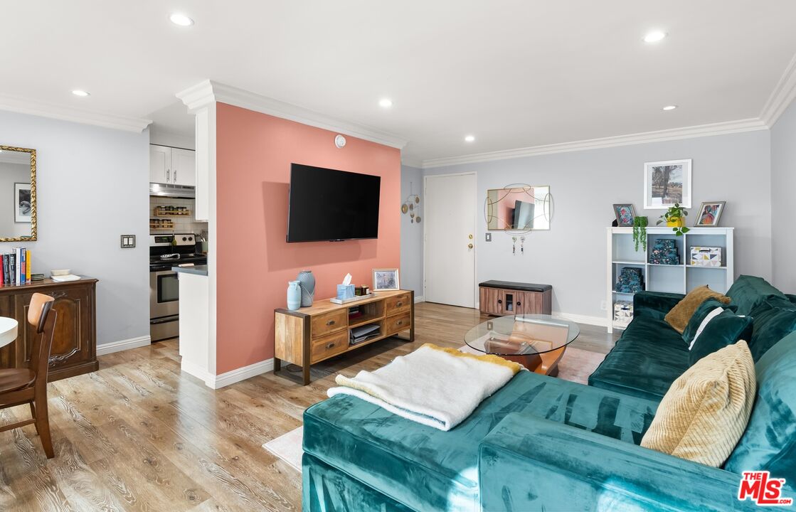 525 N Sycamore Ave Unit: 225