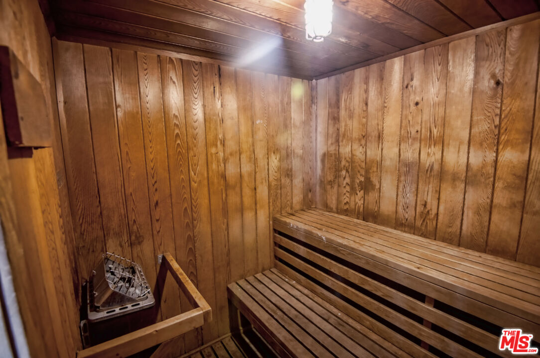 525 N Sycamore Ave Unit: 225