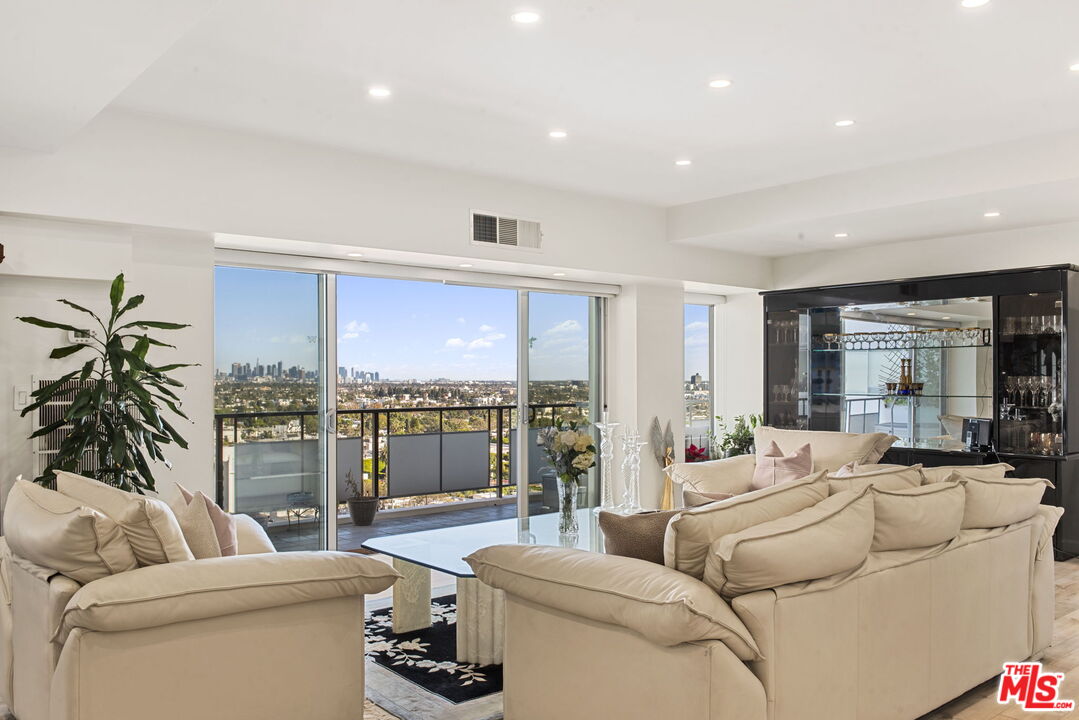 1155 N La Cienega Blvd Unit: 1002