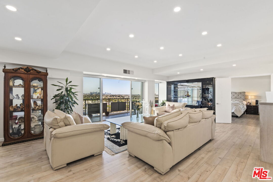 1155 N La Cienega Blvd Unit: 1002