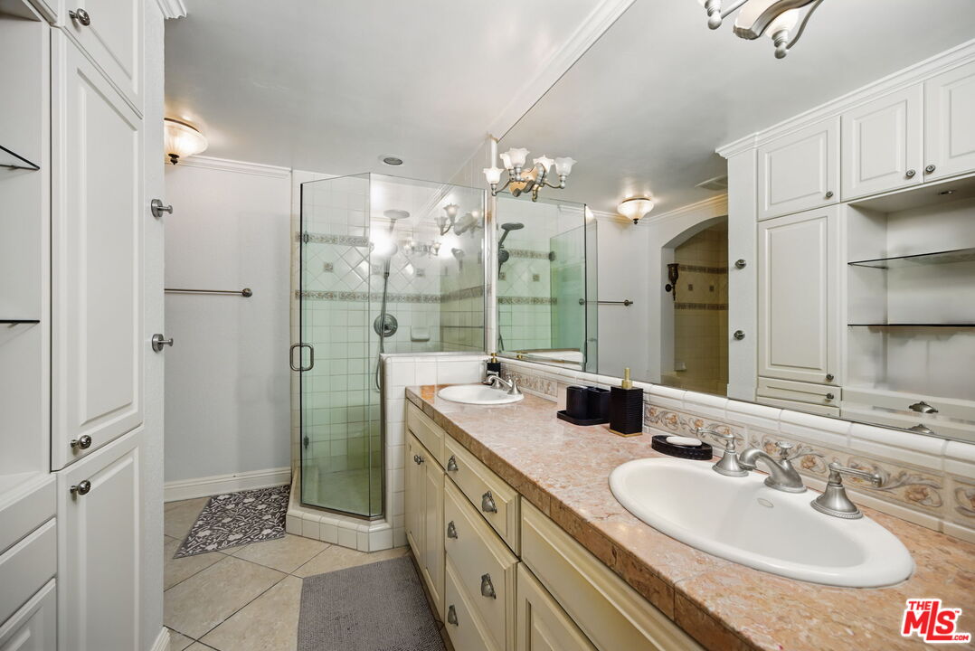 10229 Variel Ave Unit: 2