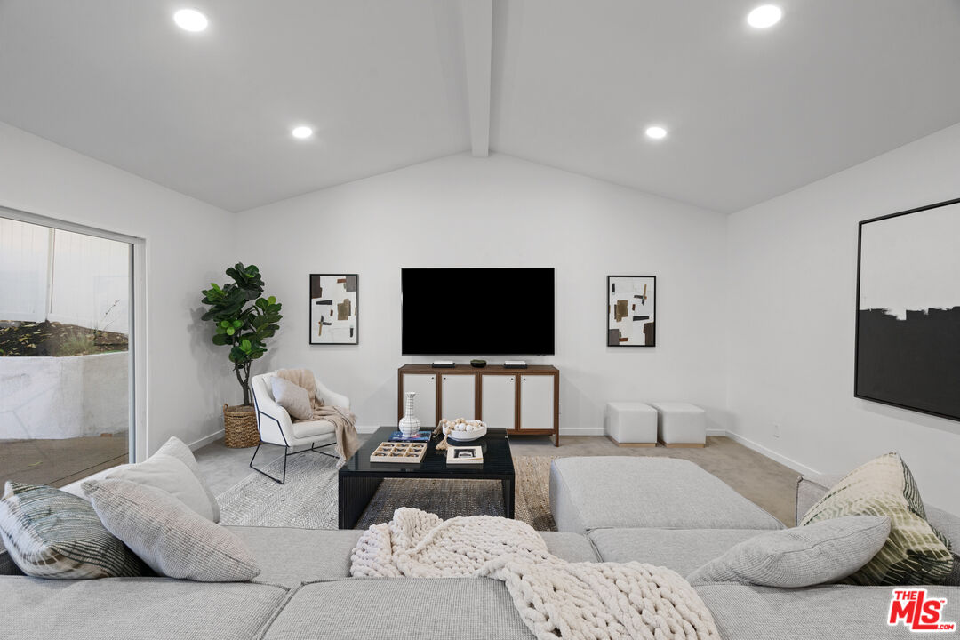 4210 N Sepulveda Blvd