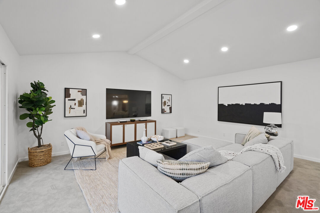 4210 N Sepulveda Blvd